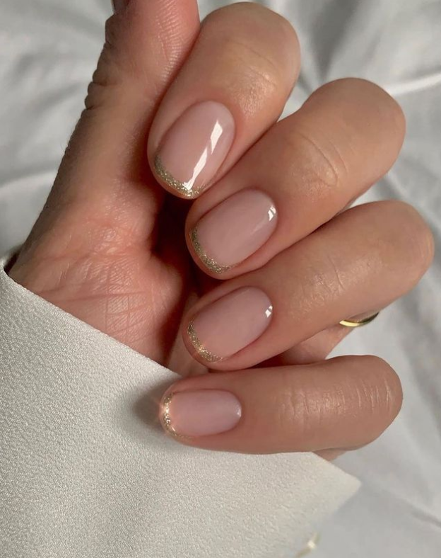 ChamomileSpa's tweet photo. Who doesn't love some sparkle?! All that glitters is gold 😍

We love this look using Teddy BIAB and Bottles with Benefits 💖

Book your Christmas appointment today by calling the Spa on 0131 220 1000. https://t.co/NLfS8mFJiW