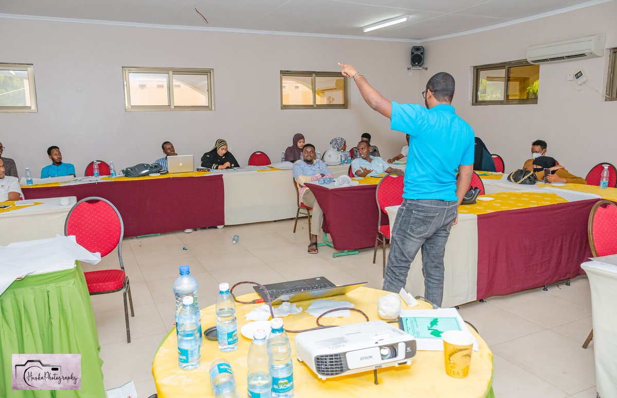 HuskaPhotograp1's tweet photo. Doing what he does best and I bet @ItsMaalim has proven to be the best among those that champion for the youths # @SautiYaVijana
#NYCTraining
#NYCInGarissa
#UNDPDeepeningDevolution
#FUNArated
@ItsMaalim https://t.co/j7MBJ7kBQo