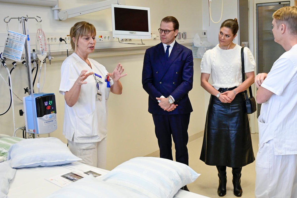 rwthofficial's tweet photo. 🇸🇪
#Sweden’s Crown Princess Victoria and Prince Daniel visited @skanesus @ModernaMalmo and @Malmo_FF to draw attention to efforts in connection with #COVID19 pandemic in #Malmö.

📸 Kungahuset #KronprinsessanVictoria #PrinsDaniel #Kungahuset #Sverige https://t.co/qX0eCoQ8yD