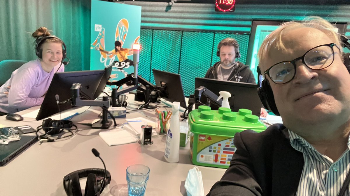 kimmorousku's tweet photo. Täällä on aina yhtä hauska käydä @radiosuomi #rspäivä @miettinen @LindaVettanen - ja kuvassa ”Duplo” - pysytään turvassa #Digimaailma ja fyysinen maailma! https://t.co/EOTPSyUZtn
