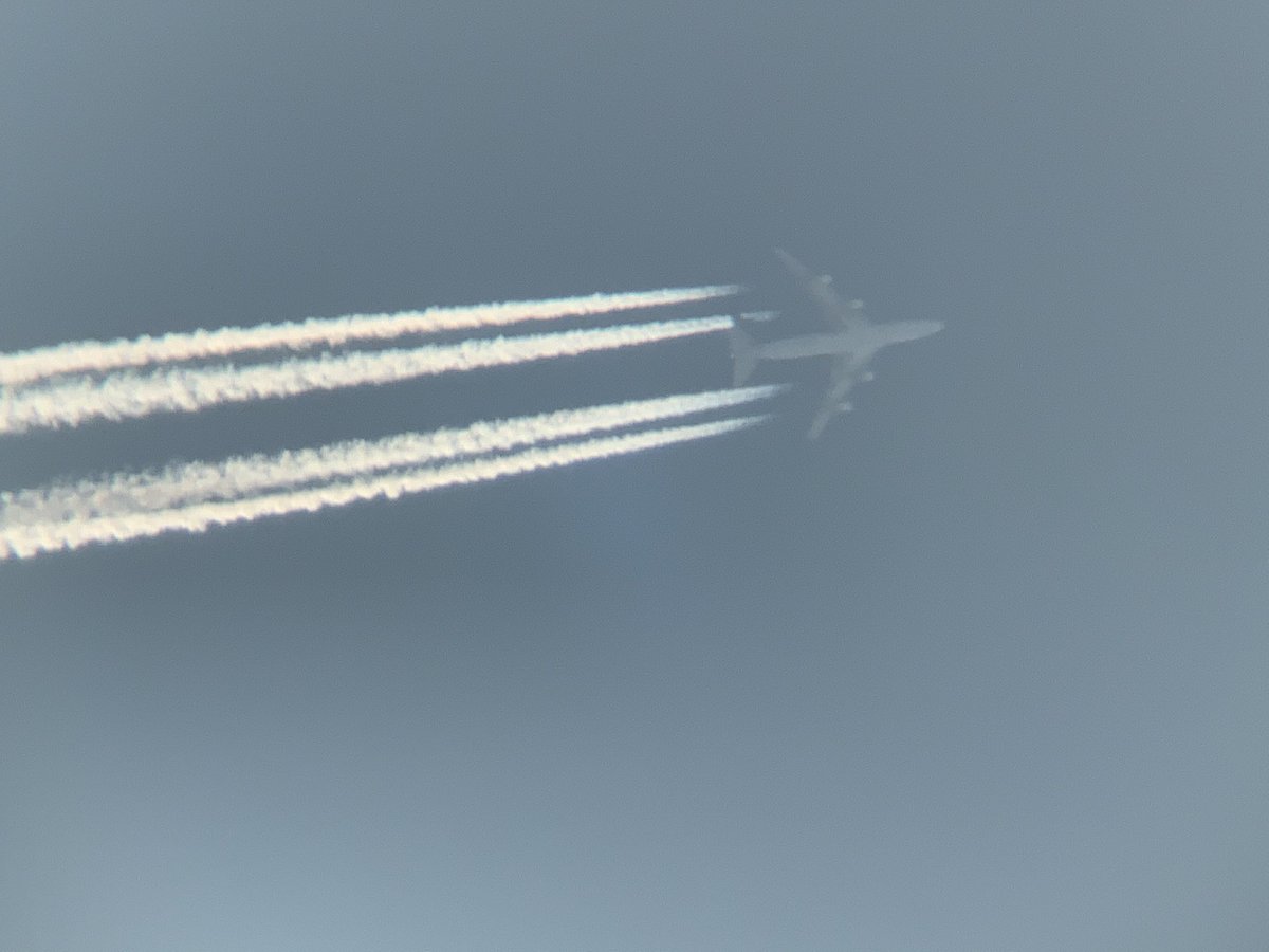 767_TAK's tweet photo. 2020.8/30. LGT8807 Longtail Aviation Boeing 747-467(F) VQ-BWS アンカレッジから来たバミューダの航空会社　長い飛行機雲が出て、高度は43000ftを通過　この日は1機しか飛んでいないので激レアでした。　#LGT8807 #LongtailAviation #LongtailAviation747 #VQBWS #上空通過　#43000ft #激レア https://t.co/jSoriTQxV2