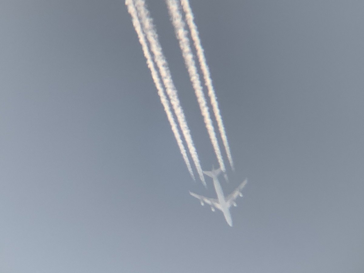 767_TAK's tweet photo. 2020.8/30. LGT8807 Longtail Aviation Boeing 747-467(F) VQ-BWS アンカレッジから来たバミューダの航空会社　長い飛行機雲が出て、高度は43000ftを通過　この日は1機しか飛んでいないので激レアでした。　#LGT8807 #LongtailAviation #LongtailAviation747 #VQBWS #上空通過　#43000ft #激レア https://t.co/jSoriTQxV2