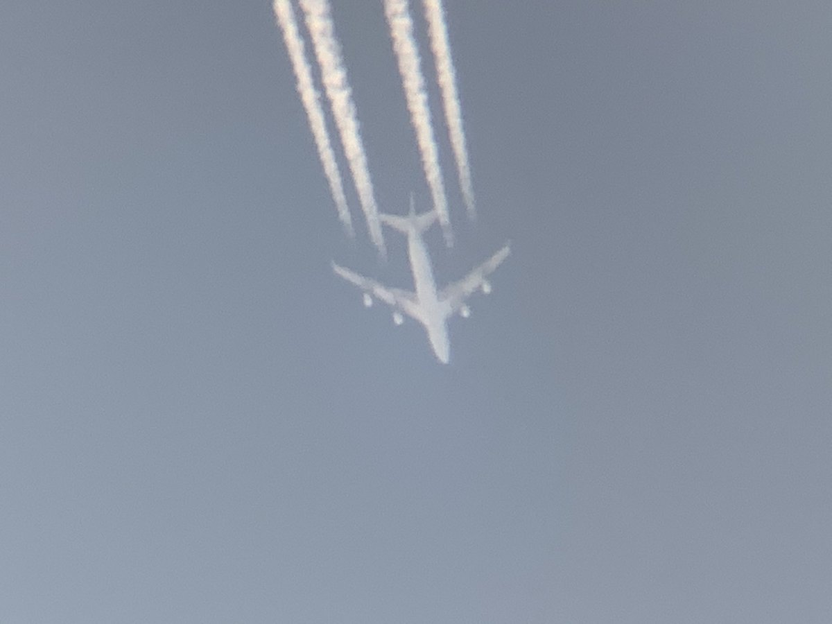 767_TAK's tweet photo. 2020.8/30. LGT8807 Longtail Aviation Boeing 747-467(F) VQ-BWS アンカレッジから来たバミューダの航空会社　長い飛行機雲が出て、高度は43000ftを通過　この日は1機しか飛んでいないので激レアでした。　#LGT8807 #LongtailAviation #LongtailAviation747 #VQBWS #上空通過　#43000ft #激レア https://t.co/jSoriTQxV2