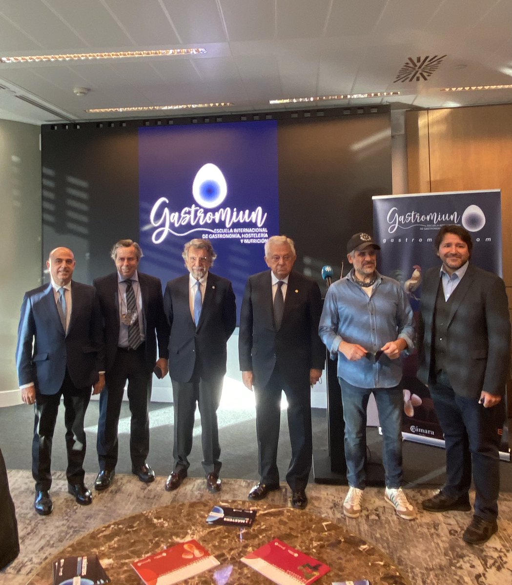 Hoy estamos de gala!! 
Presentación Oficial de Gastromiun, con los directores académicos <a href="/ManuJara_/">Manu Jara</a> <a href="/rafaelbellido/">Rafa Bellido</a> <a href="/pedroscr/">Pedro Sanchez Cuerda</a>  en <a href="/ENCamaraSevilla/">Escuela de Negocios</a>