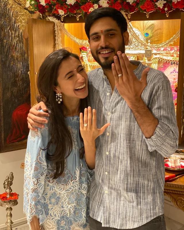 SrBachchan's tweet photo. T 4128 - Anmol &amp; Krisha love and congratulations ❤️🌹 Blessings on this togetherness 🙏🙏🙏 https://t.co/XokBW7Rt08