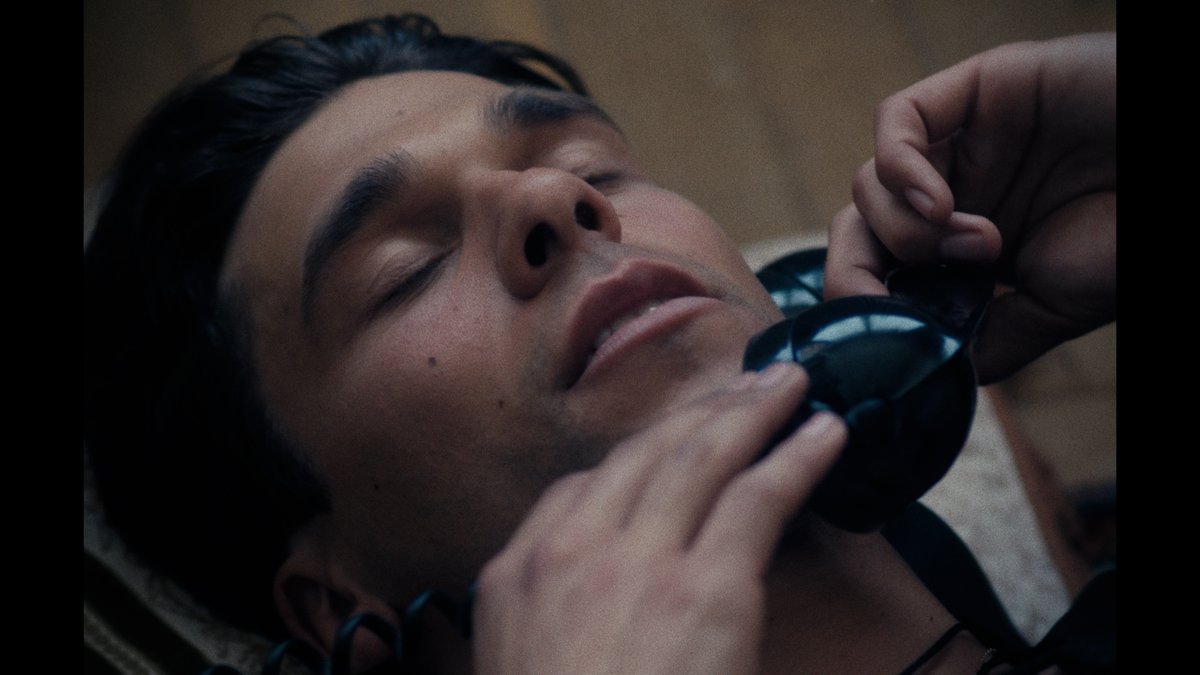 efti_fotografia's tweet photo. 🎬"TRANSICIÓN", el último #FashionFilm de nuestro #antiguoalumnoefti @valensaz ¡dentro de #DirectorsLibrary!
💥"La exploración en búsqueda de uno mismo, una masculinidad sensible donde el cuerpo es un lienzo de formas."💥
#TalentoEFTI En #noticiasefti
▶https://t.co/YcrGnSm5S7 https://t.co/FneghD5746