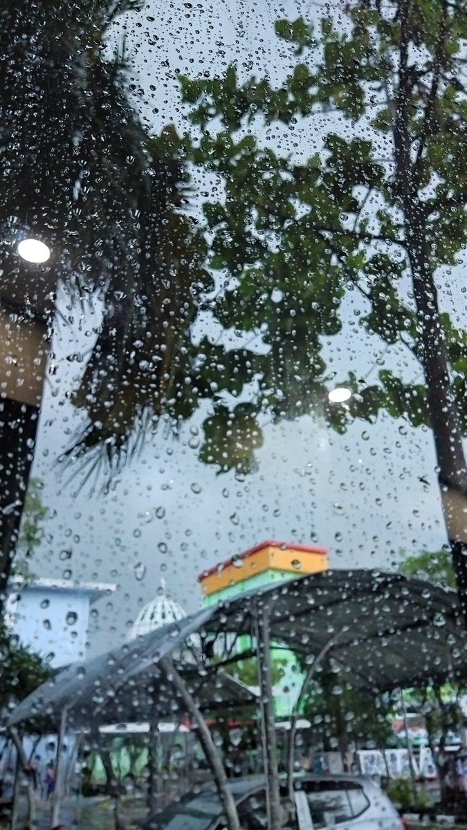 Hujan masih air