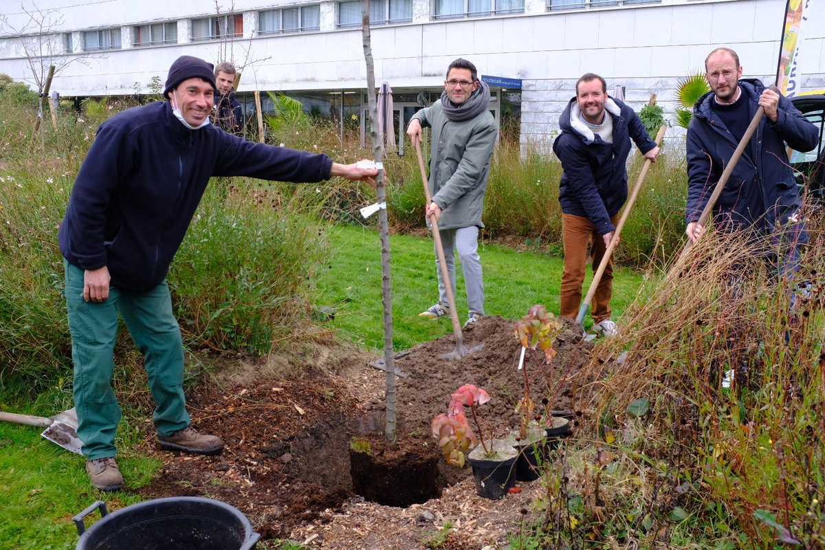 🌱 Le 2 000 000e arbre <a href="/FAGUO_FR/">FAGUO</a> a été planté au cœur de la ville de #Nantes, dans le verger de <a href="/LaCiteCongres/">La Cité Nantes</a>.
Pour compenser ses émissions de CO2, la marque s’engage à planter un arbre pour chaque pièce confectionnée. 
#ChangeForGood