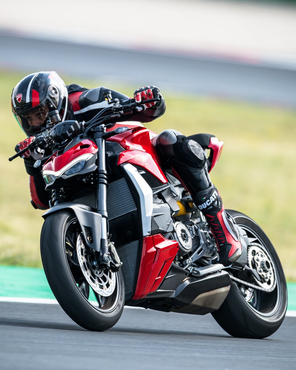 DucatiMotor's tweet photo. There’s a new fighter in town. Grab your gear and take on the track with the Ducati Streetfighter V2. Balanced. Agile. Eager. Up for the fight. https://t.co/rwVWA8UUwY

#Ducati #StreetfighterV2 #ANewFighterInTown https://t.co/T6POhTwa3d