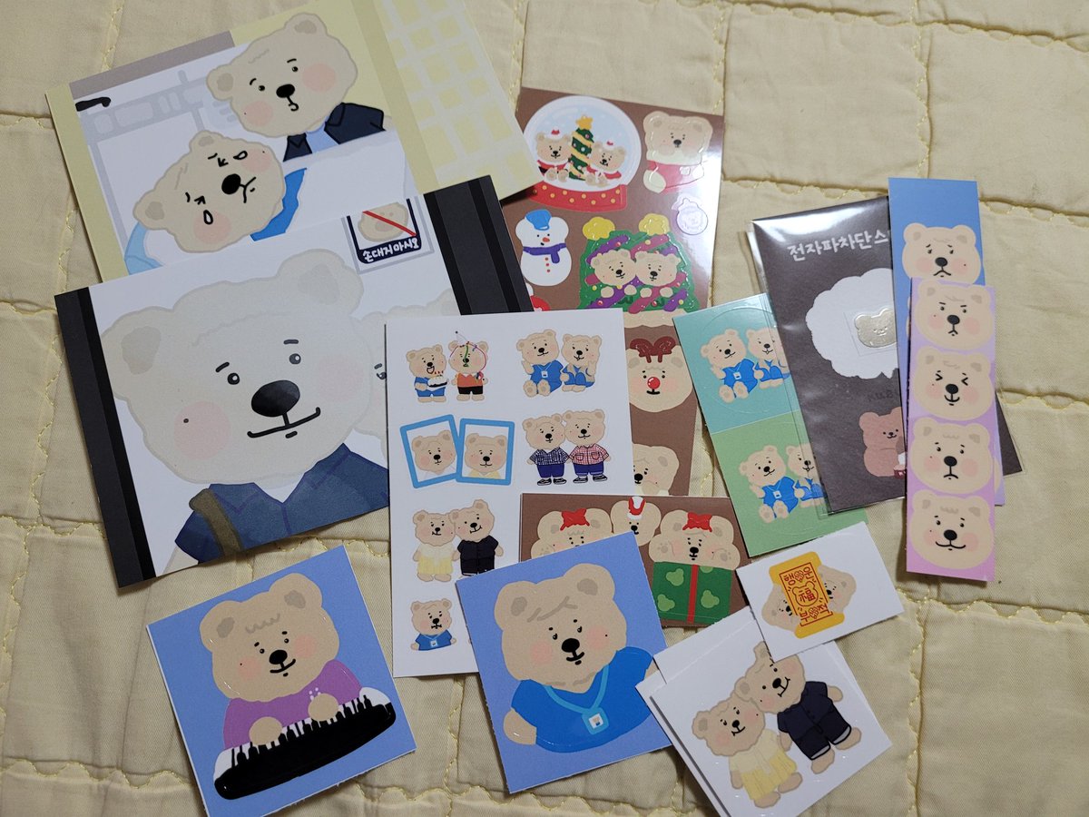 <a href="/gomgrimm/">곰그림</a> 곰그림님 굿즈 잘 받았어요!!!  너무 귀여운 그림과 우리 커플 생각에 많이 힐링이 되네요 서비스도 많이 넣어주셔서 너무 감사드려요 🥰🥰 이걸 다 아까워서 어떻게 쓰나 싶은데... 열심히 사용해보겠습니다...!!!!