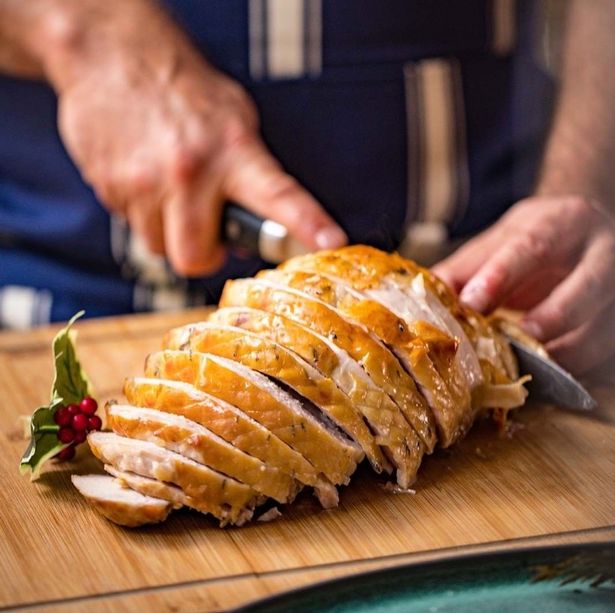 lasmananaskiss's tweet photo. Tom Kerridge, un famoso chef inglés con varias estrellas Michelin, ofrece este plato a domicilio esta Navidad. Es una pata de pavo rellena.
Dice que de ahí comen ocho comensales y vale 170€ 🤣
Será para ocho comensales si siete de ellos son veganos o fallecen antes #MasterChof https://t.co/c5R1Ll0M86