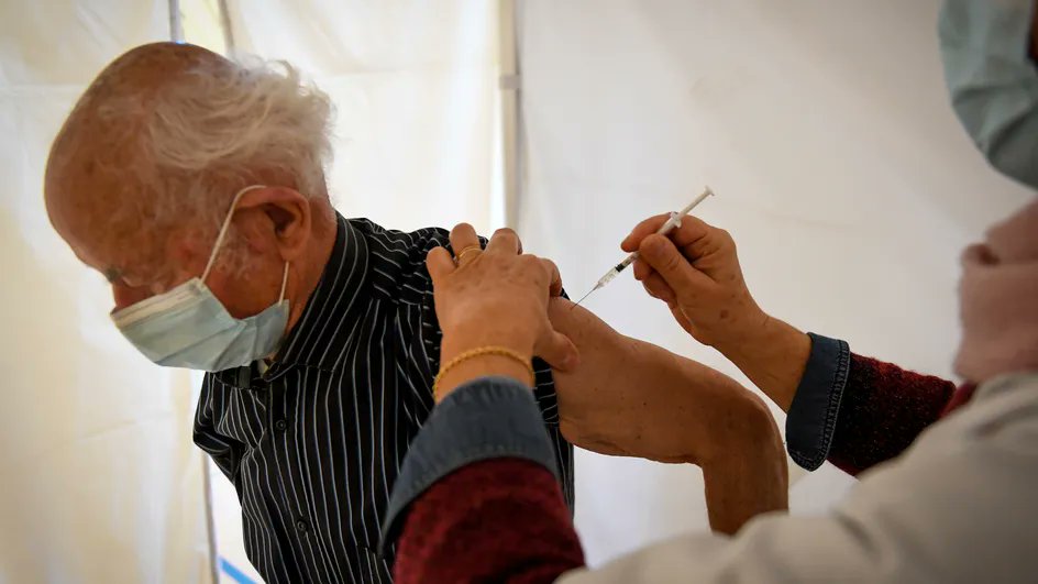 franceinfo's tweet photo. Covid-19 : 400 000 Français de plus de 65 ans, vaccinés depuis au moins sept mois, n'ont pas encore reçu leur dose de rappel
https://t.co/n4C4Fmte1y https://t.co/cb7CWCTC9I
