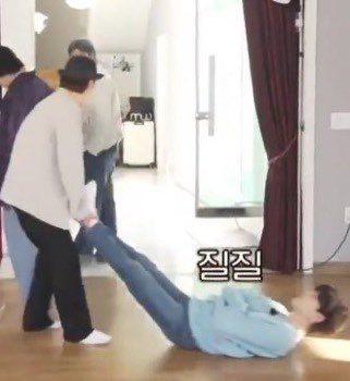 orphicJJK's tweet photo. Taehyung testing every ounce of  BTS’s patience — a thread 🍸 https://t.co/NCmiM1lQsF