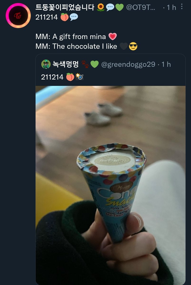 mimoincorrect's tweet photo. Nothing here just Mina giving Momo food and the latter bragging about it https://t.co/C1qaD911K6