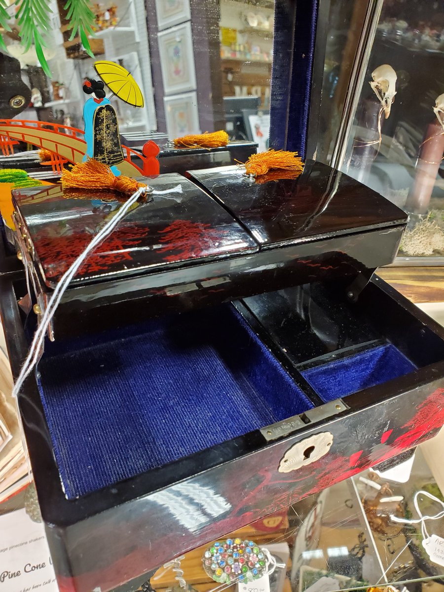 D_LunaTique's tweet photo. Vintage Japanese black lacquer jewelry box! Had great difficulty photographing the mirror, so I hope you can see the sweet painting on it. (Of course, you can always stop by booth #55 @FarmAntiques to see it!)

#vintage #japanese #jewelrybox #gifts #seeyouatthefarm https://t.co/ybmccOAAOH