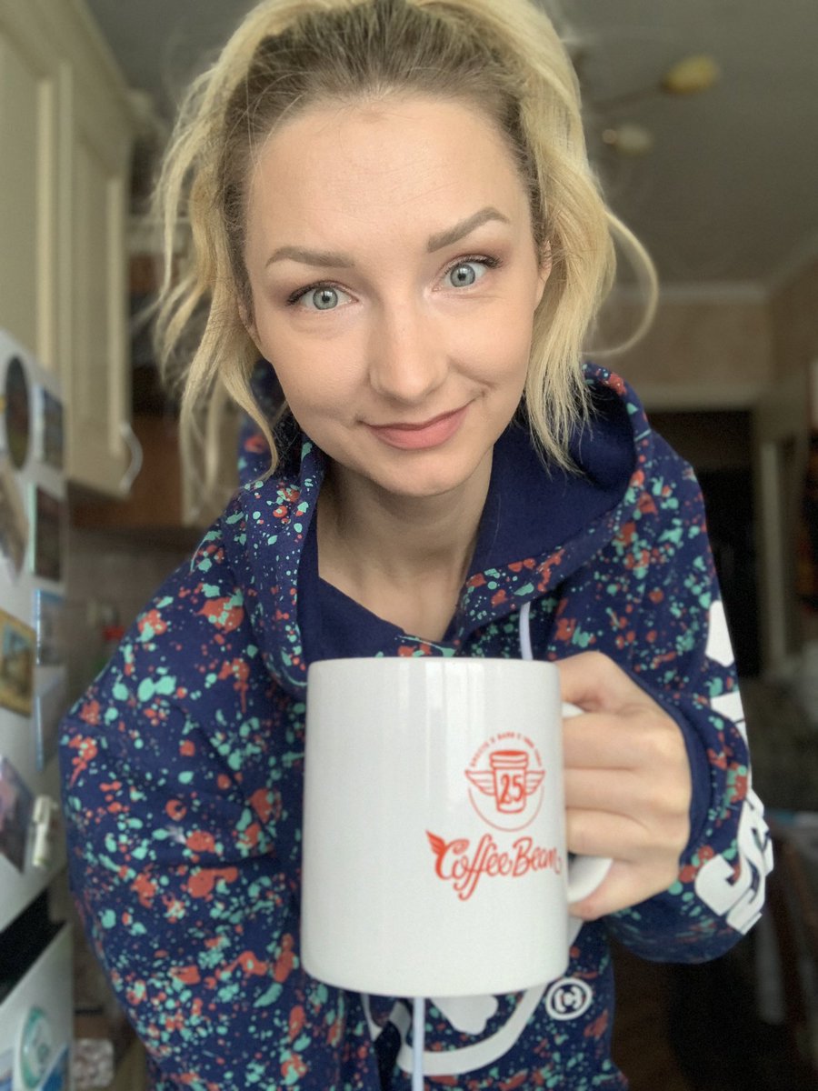 Девушка с кружкой (неудачный закос под Навку) tweet media