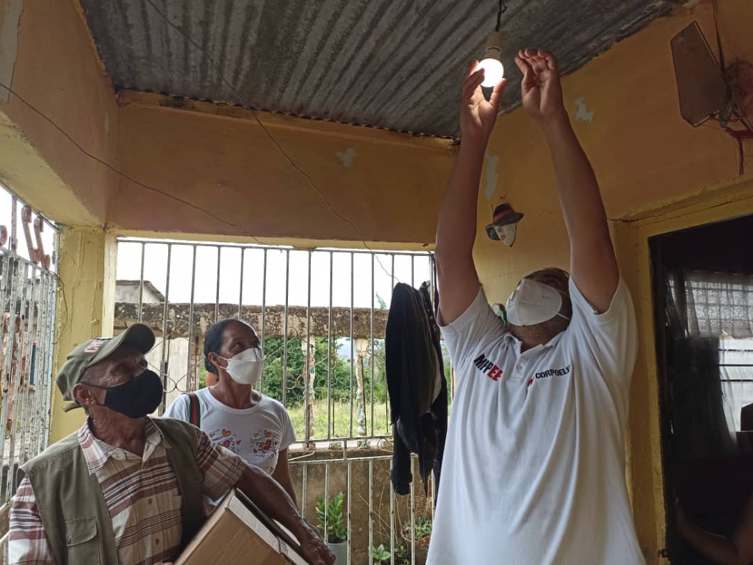 CorpoelecInfo's tweet photo. ⚡𝔽𝕒𝕝𝕔ó𝕟⚡

La fuerza trabajadora de #CorpoelecFalcón a través del Plan de Amor en Acción a las Víctimas de la Guerra Económica, se desplegó en la población de #Cabure y realizó la entrega de 500 bombillos tipo LED, a 253 familias. https://t.co/MJ33VYr3Xg