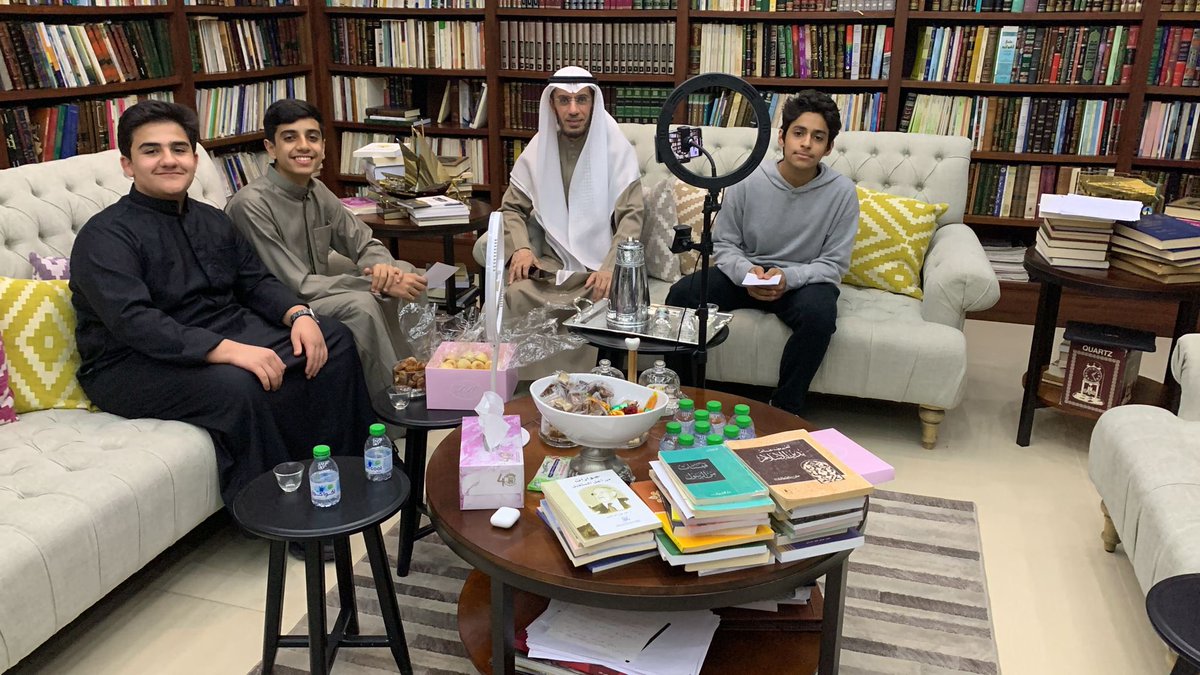 mh_awadi's tweet photo. يزورني في الغالب طلبة جامعيون للتباحث والمناقشة، لكني بالأمس كنت على موعد مع 3 طلاب من مدرسة
#روض_الصالحين ثنائية اللغة
من أبناء الصالح والرومي والخميس.
الزيارة نشاط بحثي ثقافي تهدف للتعرف على شخصية من يزورونه عبر أسئلة يعدونها وقد قاموا بتسجيل اللقاء الذي سرني وبث الأمل في نفسي https://t.co/a29roIYpg1