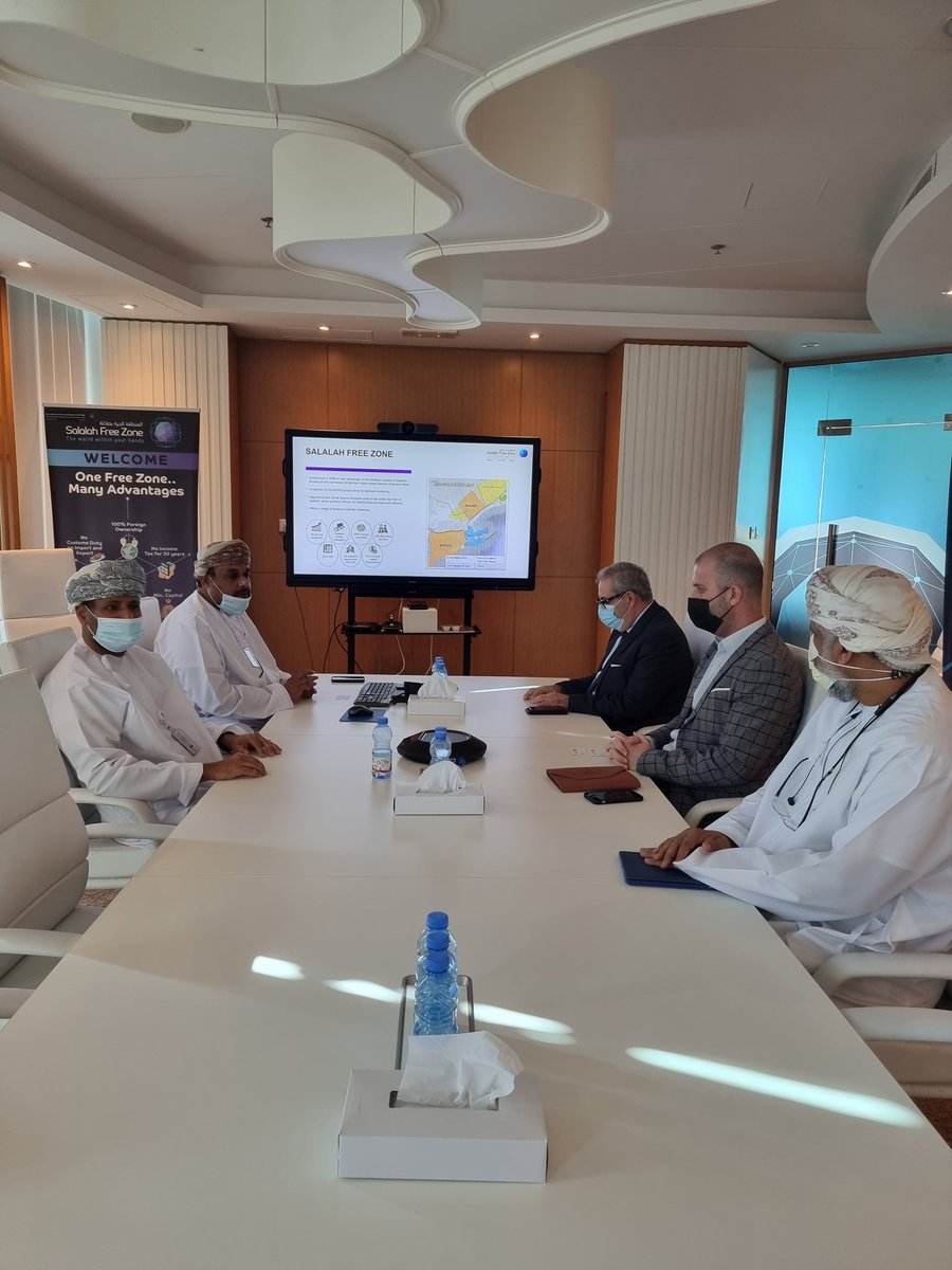WHOOmanOffice's tweet photo. يحدث الان زيارة سعادة الدكتور جان جبور للمنطقة الحرة بصلالة
و تهدف الزيارة لتعزيز  التعاون في مجال الدعم اللوجستي للخدمات الانسانية.
#يحدث_الآن https://t.co/VyL0mromoo