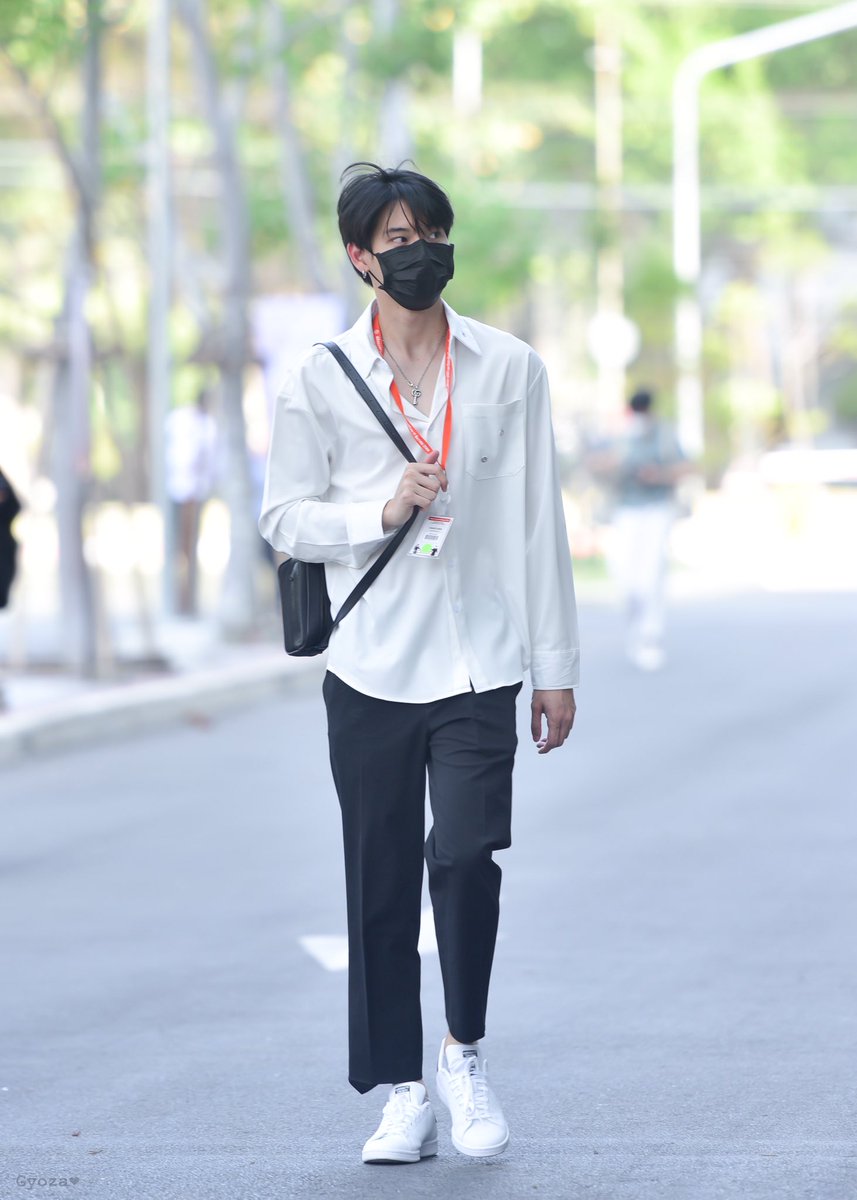 Gyoza_Panpug's tweet photo. สุดหล่อของพี่ #yinyin_anw 
#YinYinGraduation https://t.co/NpErxlUzi1