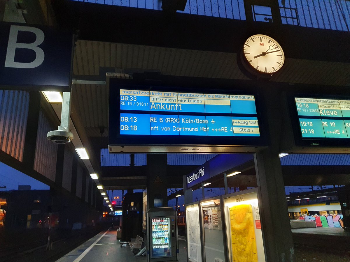 Dr_PJN's tweet photo. Schon wieder #Bahnchaos in Düsseldorf, aber der #Schaffner des fast leeren EC beharrt leider auf darauf dass ich ein extra Fernverkehrs-Ticket für die ca. 20 min. Fahrt bis Köln-Deutz kaufe. Das Geld könnte ich mir Dank #Mobilitätsgarantie bürokratisch erstatten lassen. #Bahn https://t.co/d3I2wX5BYf