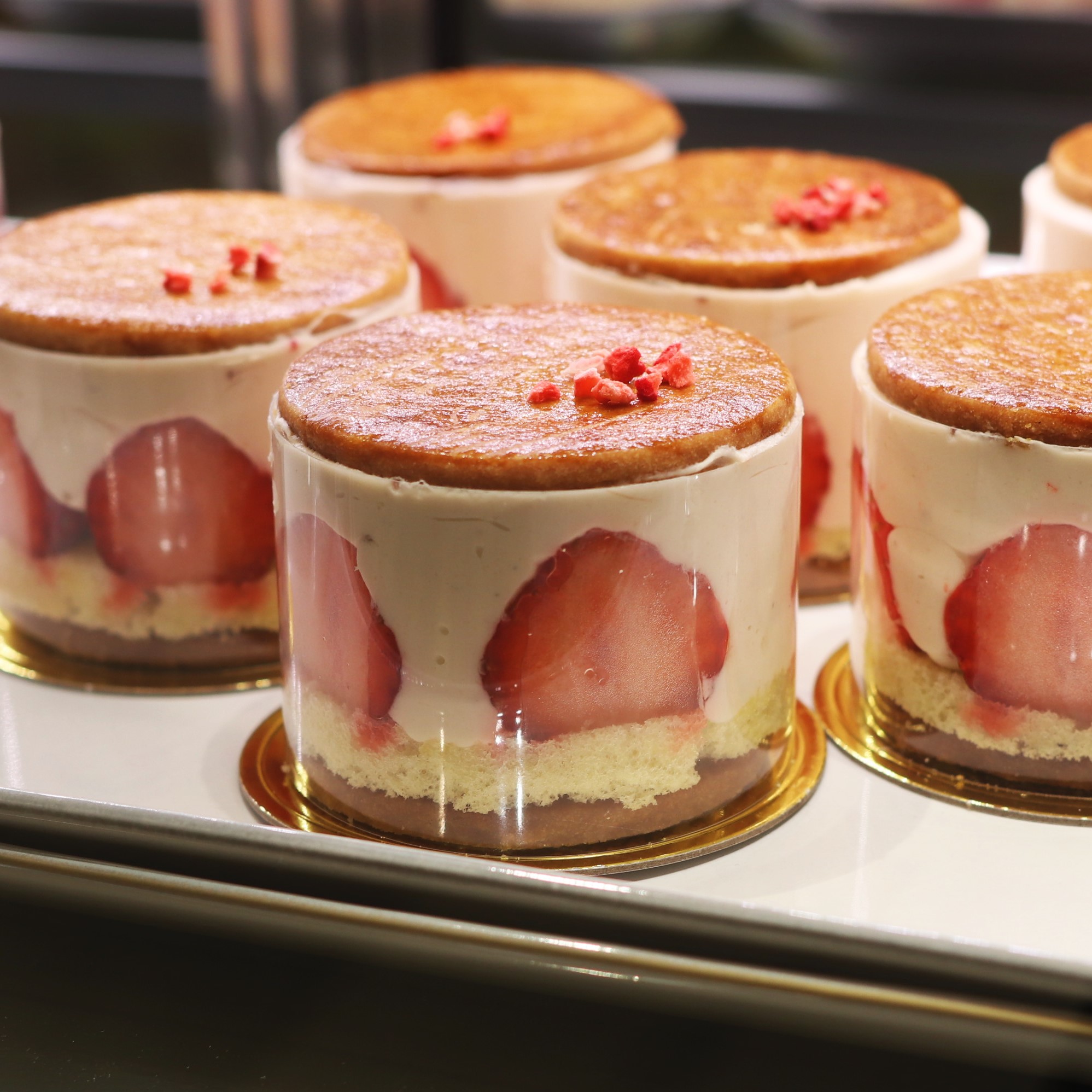 伊勢丹グルメ Isetan 始まりました フェルムラ テール美瑛 あまおうの 生バターチーズサンド 厚 いクリームからのぞく あまおう苺がたまりませんね T Co H0lf2bhzfd Twitter