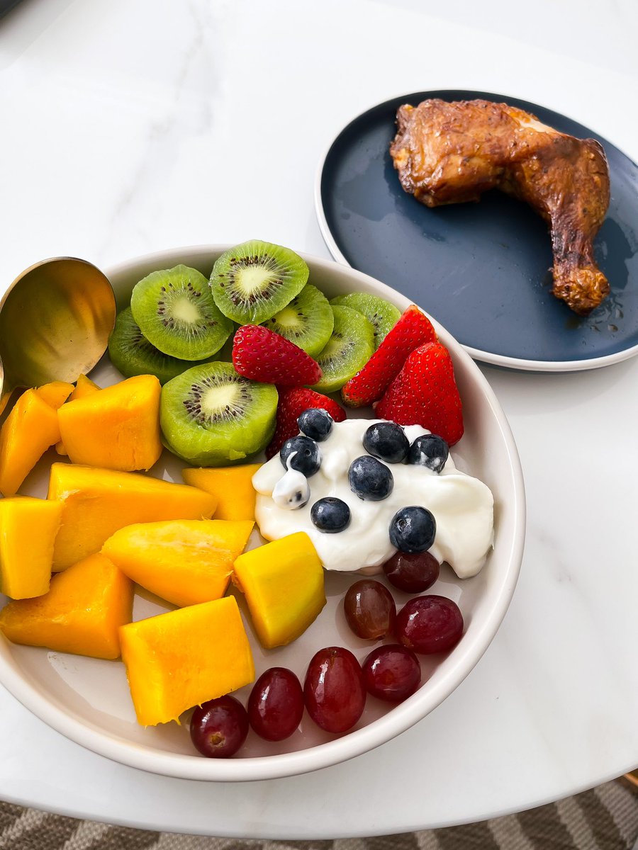 mohale_motaung's tweet photo. Fruit salad, then a piece of chicken for breakfast. 🙃🤝🤝 https://t.co/wdscG3lzT9