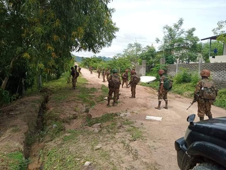 Chanapai247's tweet photo. With the reason of searching activists and PDF(s) , nearly 200 thugs from LIB-560 ( with 4 lines ) ransacked in new #LayKayKaw town of MyaWaddy district . A local in anonymity said at least 10 people hv already been abducted and PHONE LINES has been shut down .

#Dec14Coup https://t.co/I6nb8dNU7i