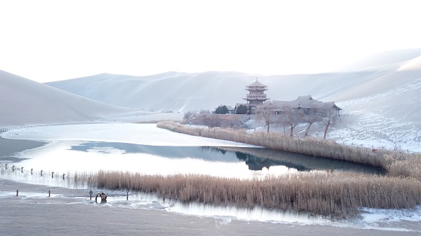 ExploreGansu's tweet photo. ❄️❄️Light snow sprinkles the lake of #CrescentSpring🌙in Dunhuang, #Gansu province, adding to its tranquil charm. #SnowyGansu https://t.co/6yapqgtnLt