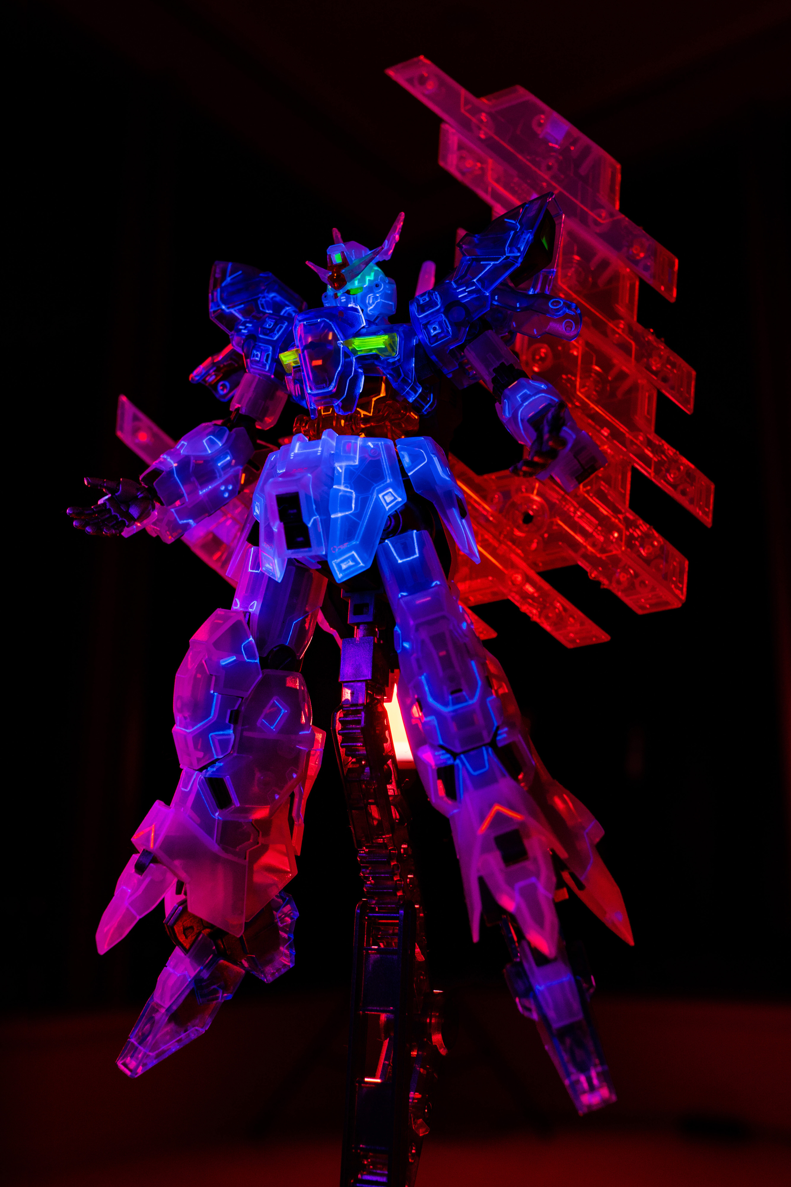 幾花にいろ Rt Plastiklab ムーンガンダム クリアカラー 再撮影しました 脚の稼働ギミックなどつくっていて楽しい完成度高いキットだった 蛍光塗料スミ入れは結構大変でした ガンプラ T Co F248lduwbt Twitter