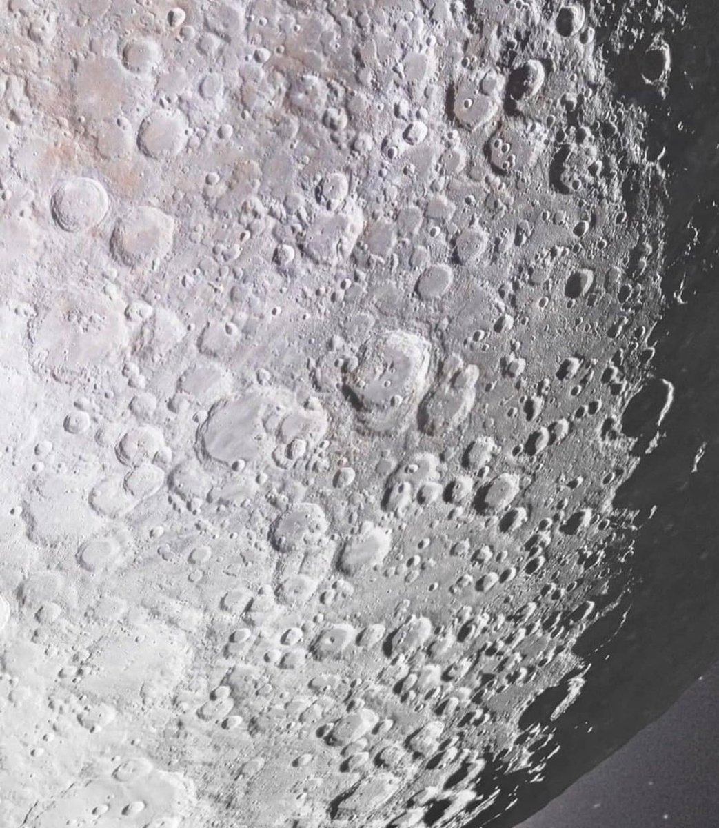 Сар нь биднээс 384400км зайтай билээ. Саран дээрх солирын тогоонууд. Сар нь нийт 5сая гаруй тогоотой гэж үздэг