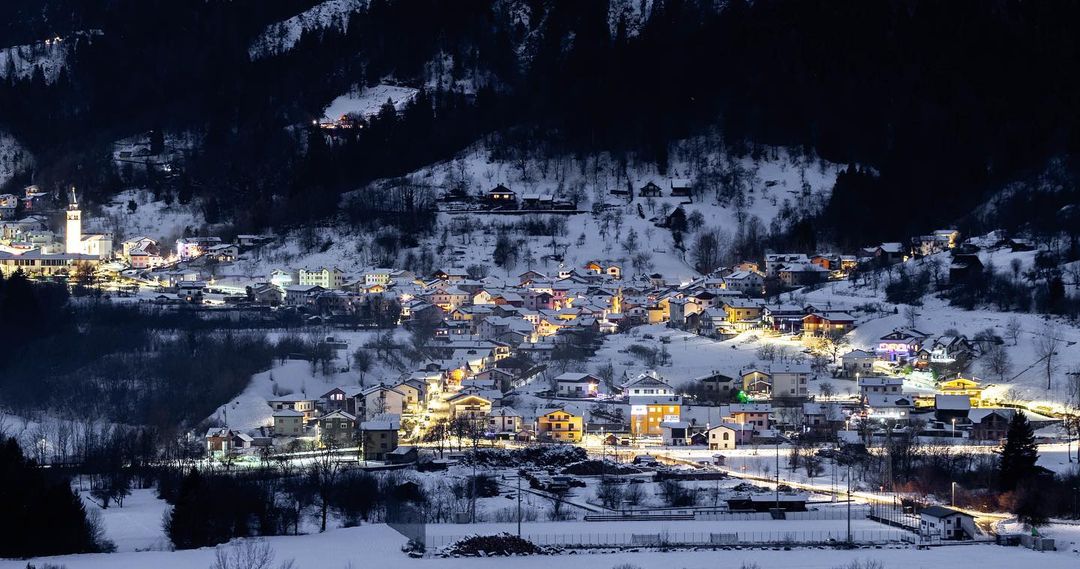 VisitFVG's tweet photo. Quando il sole si spegne, si accendono le luci della cittร . ๐
#Buonaserata da #Cercivento e dalle sua vie illuminateโ๏ธ
๐ธ denisvazzanino via IG
#FVGlive https://t.co/d8kA4AemFM