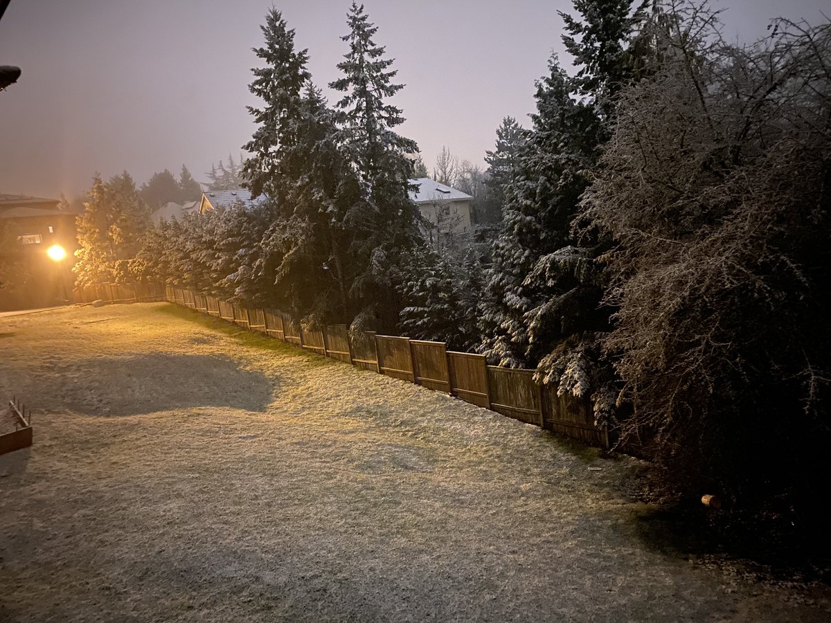 DowningHodl's tweet photo. @OvernightWashCo @NWSPortland #snow #pdx #cedarmill https://t.co/duVnLuozBa
