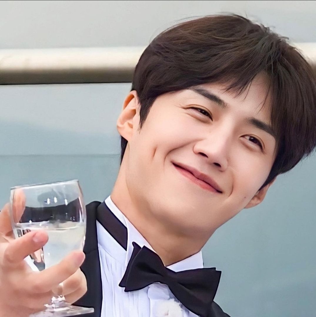 Pllllllllllllla's tweet photo. ถือซะว่าคุณคิมซอนโฮ คือซุปตาร์ค้างฟ้า ที่นานๆ ที จะรับงานทีนึง
โซเชียลไม่อัพ ทีวีไม่ออก
คราวนี้หละ พี่จะเป็นแรร์ไอเท็มคนต่อไปของเกาหลี
แล้วมาเจอกันในคาเฟ่นะพี่นะ
💙💙✌
#คิมซอนโฮ #KimSeonHo https://t.co/wjM1qOdWdD
