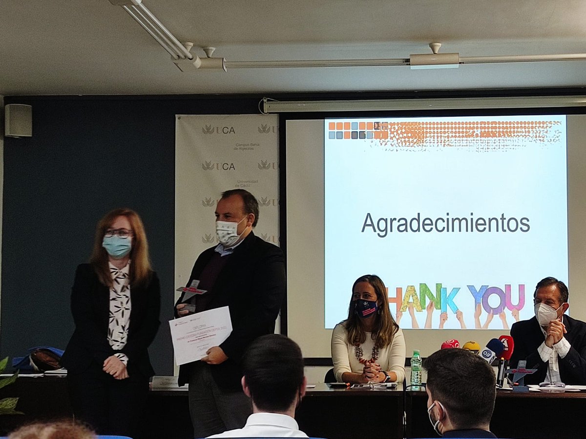 IMEYMAT1's tweet photo. 👏Enhorabuena a  Francisco Morales Sánchez por el galardón Cátedra Fundación Cepsa por su trabajo Fabricación directa de productos termocrómicos con alta carga de VO2, que compartió con  Antonio J. Santos, @martaesc_ , Alfonso Suárez y Pilar Yeste 👏 @Divulga_UCA @univcadiz https://t.co/oQ3OdikQ9x