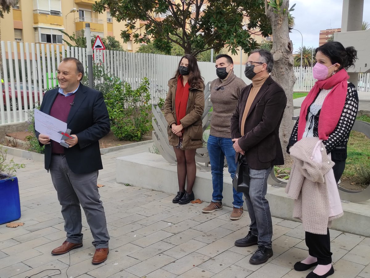 IMEYMAT1's tweet photo. 👏Enhorabuena a  Francisco Morales Sánchez por el galardón Cátedra Fundación Cepsa por su trabajo Fabricación directa de productos termocrómicos con alta carga de VO2, que compartió con  Antonio J. Santos, @martaesc_ , Alfonso Suárez y Pilar Yeste 👏 @Divulga_UCA @univcadiz https://t.co/oQ3OdikQ9x