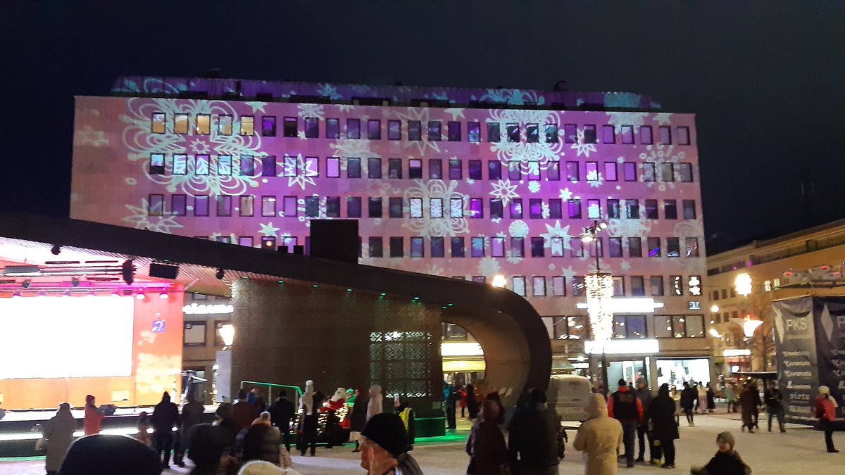 Tänään Joensuun kauppatorilla voit käydä mm. kuuntelemassa Runon ystävien Jouluevankeliumin murteilla klo 15.00 #vinkvink  #joulutori <a href="/Joensuu_fi/">Joensuun kaupunki</a>