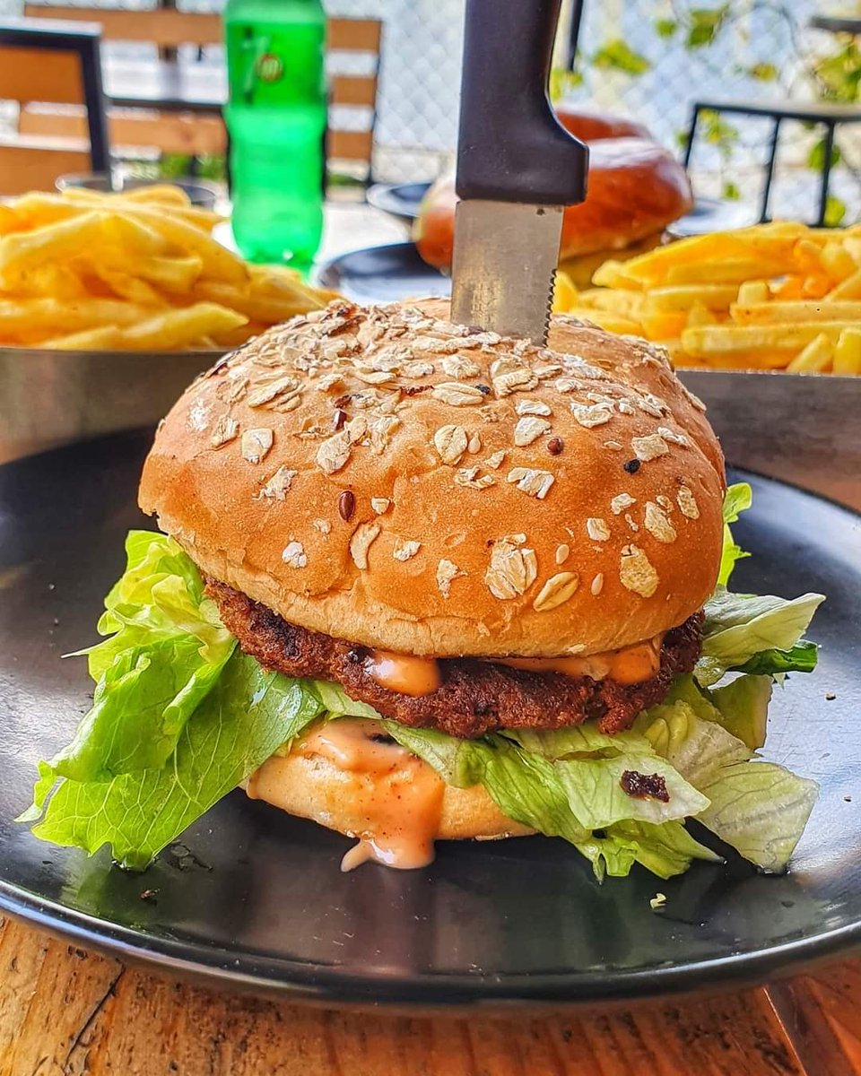 BXLebanon's tweet photo. ู
ูู ู
ุฌุฑุจ ุจุฑุบุฑ ุงูุณุฌูุ ๐๐๐ฅฉ
Photo Credits by @coachbeasteats
#BurgerExperiment https://t.co/YOtCiLapLl