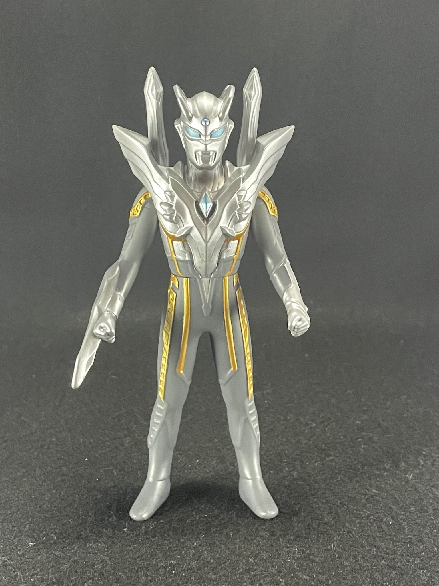 蛮鬼 ウルトラヒーローシリーズex ウルティメイトシャイニングウルトラマンゼロ シャイニングゼロ がウルティメイトイージスを装着した最強形態 左腕や下半身はシャイニングゼロの流用かと思いきや完全新造形で 若干細くなってます 続く ウルトラ