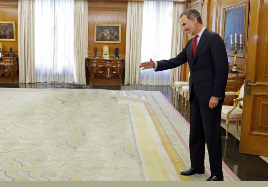 _cecinews_'s tweet photo. El rey saludando a sus votantes 😍 https://t.co/zspFnTcBq1