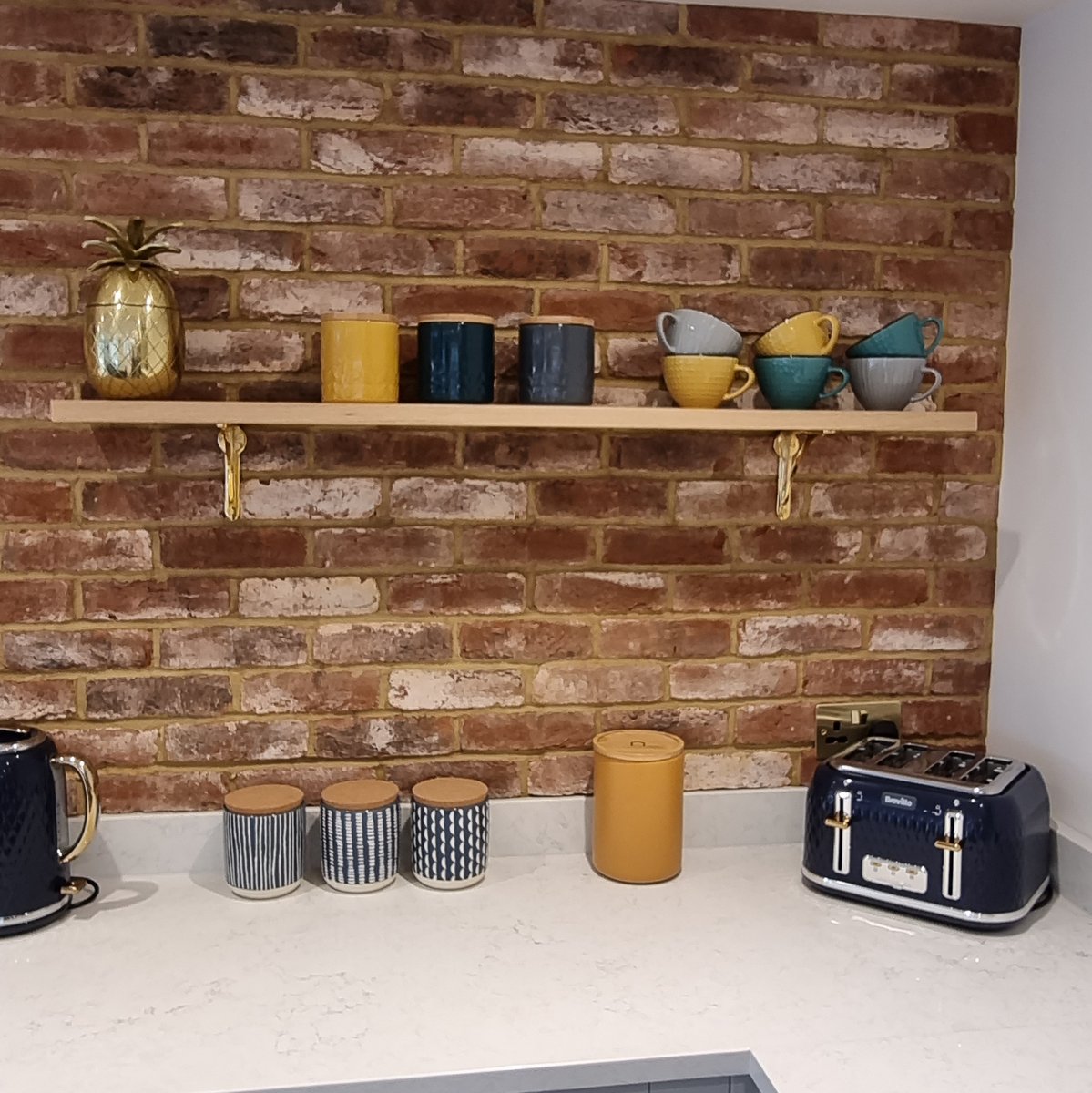 thebricktileco's tweet photo. What a toasty little corner of the kitchen this is. Perfect for that morning cuppa and a spot of brekky.
.
.
.
#exposedbrick #brickfeaturewall #brickslips #thebricktilecompany https://t.co/2tB4LIY4wf
