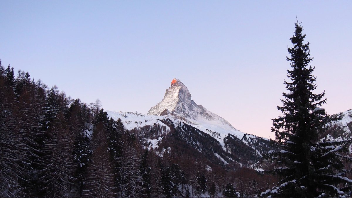 newlyswissed's tweet photo. In this monochrome world of snow and ice, the sunrise on the #Matterhorn is a 4K spectacle!

#InLoveWithSwitzerland #zermattmatterhorn #sunset #beautifuldestinations @zermatt_tourism @ChaletAltesse https://t.co/l2pGomBRqj