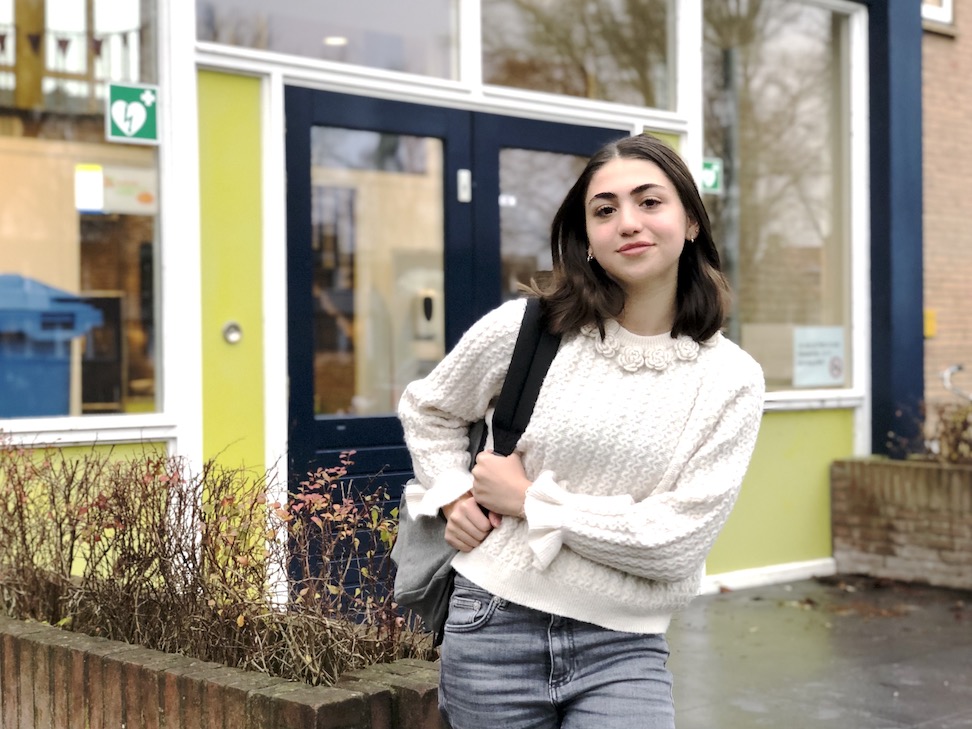 Een LATERE START van de lesdag, wekelijks aantal MENTORMOMENTEN en MAATWERK waarbij leerling zelf bepaalt voor welk vak extra aandacht nodig is. Veel persoonlijke aandacht op PCC Fabritius! Louna uit 3mavo vertelt erover: pcc.nu/fabritius/veel… #alkmaar #middelbare #school