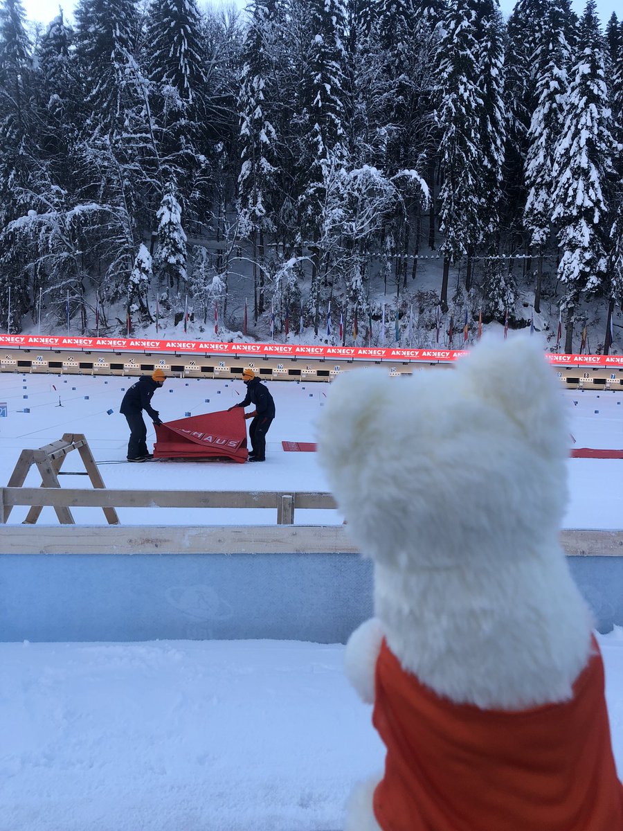 BiathlonLGB26's tweet photo. Ubi, inspectrice des travaux (presque) finis ! Les tapis sont en train d’être installés pour les premiers entraînements de la semaine #mongrandbo #Annecy #biathlon #biathlonworld #biathlonfamily https://t.co/ELZyhoeUVi