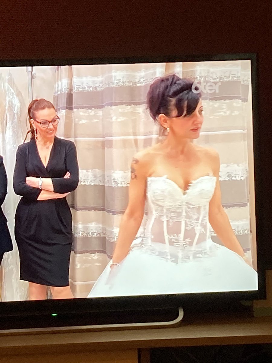 DeGallifrey's tweet photo. #LRDMV avec le bustier transparent qui t’arrive sous la culotte, euh… https://t.co/CyXkwZUtyT