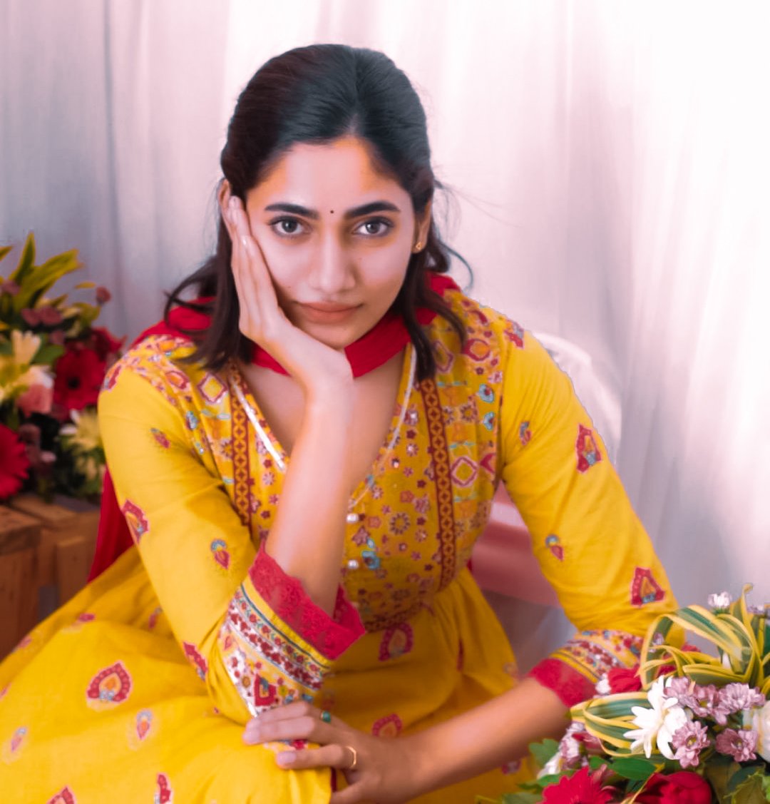 MonishaLiya's tweet photo. You wanna get to know a woman in a yellow dress!

She’s bright! 🌟

She’s something different!  🌝

Yellove! 💛

#Losliya https://t.co/r8dmx0S8aD