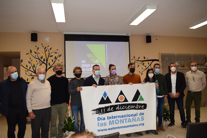 El Día de las Montañas se celebra con éxito en Benitatxell con la ruta por los acantilados y el estreno del documental ‘L’encontre’
xabiaaldia.com/el-dia-de-las-…