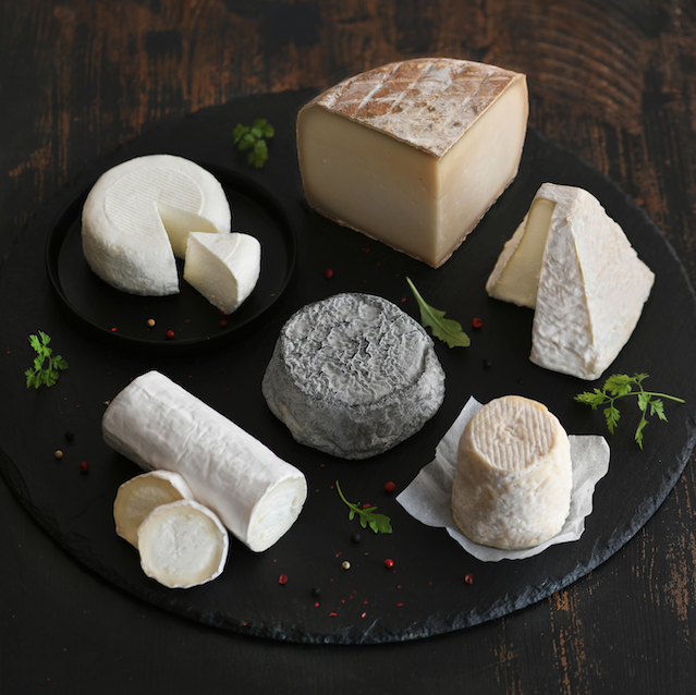FromDeChevre's tweet photo. Et si vous osiez un plateau 100% chèvre 🐐 pour bien commencer la nouvelle année ? 
Notre conseil : du plus jeune au plus sec en passant par le crémeux, jouez sur les textures pour un assortiment de fromages aussi beau que savoureux ! 😋. https://t.co/AqWsJryVQg