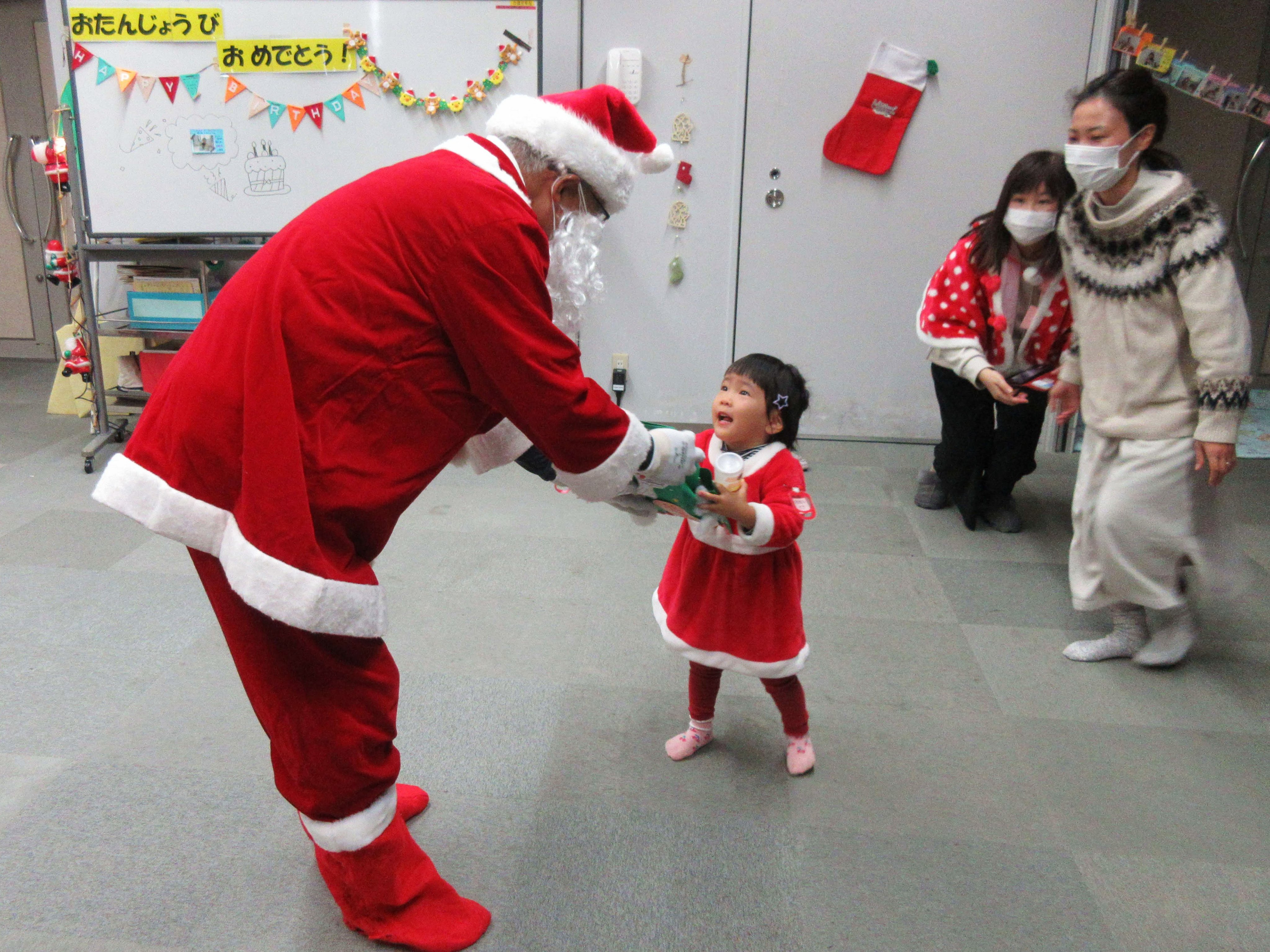 平群町 ハムスターズファミリー クリスマス会 12 8水 職員による紙シアターとダンス の後 なんと サンタクロース が来てくれました サンタさんから それぞれの手作りクリスマスブーツに入ったプレゼント をもらって とっても嬉しそうでした