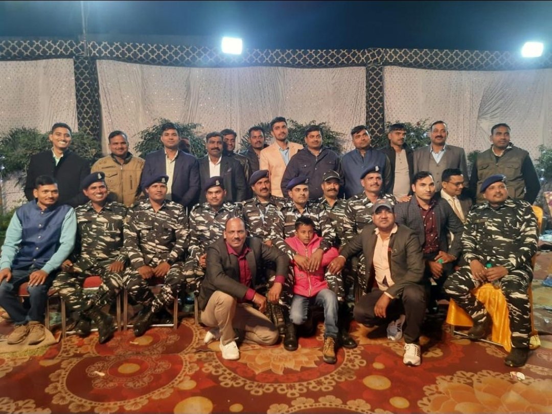 ipskabra's tweet photo. एक भाई ने कश्मीर में शहादत दी तो बहन की शादी का फ़र्ज़ निभाने बटालियन के बाकी भाई आये!
शहीद #CRPF जवान शैलेंद्र प्रताप सिंह के बहन की शादी में रायबरेली के @crpfindia जवानों ने शामिल होकर भाई की भूमिका अदा की.हमारी फोर्सेस में जवान संगठित परिवार की तरह एक दुसरे का ध्यान रखते हैं https://t.co/CzDCN53LUm